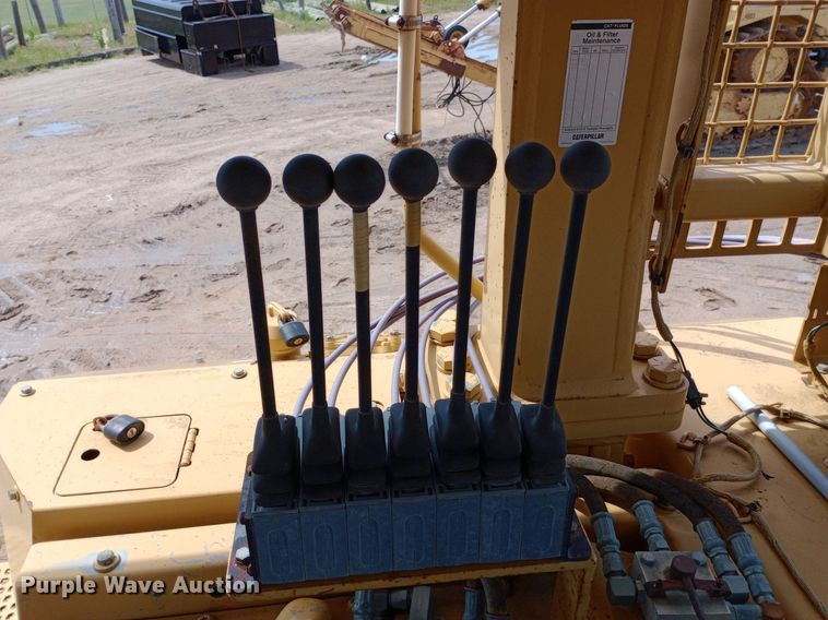 image for item NU9842 2001 Caterpillar D8R cable plow