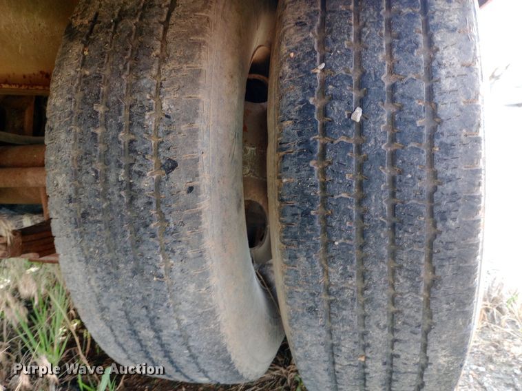 image for item NU9857 1998 Eager Beaver 10HA equipment trailer