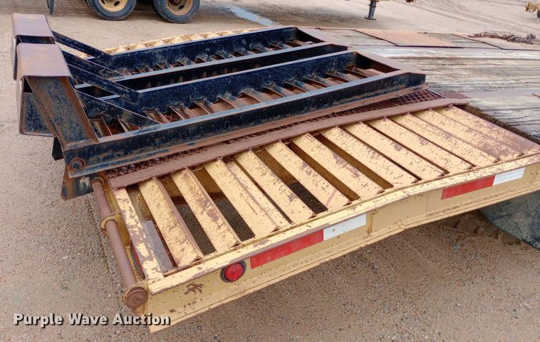 image for item NU9859 2005 Redi Haul ML7460E equipment trailer