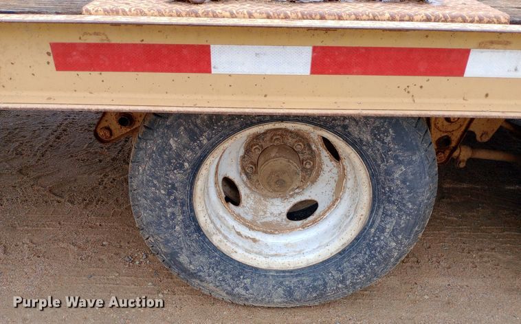 image for item NU9859 2005 Redi Haul ML7460E equipment trailer