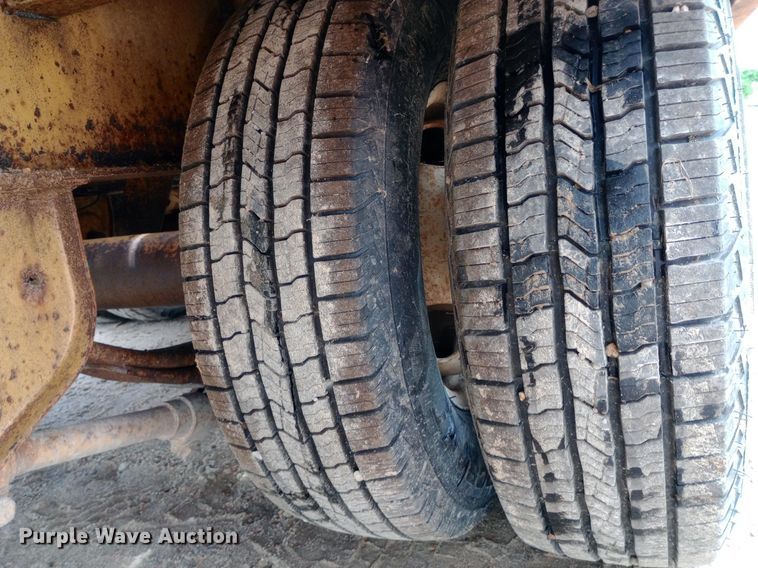 image for item NU9859 2005 Redi Haul ML7460E equipment trailer