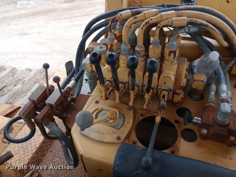 image for item NU9861 1980 Caterpillar  D7G LGP cable plow