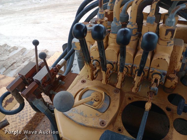 image for item NU9861 1980 Caterpillar  D7G LGP cable plow