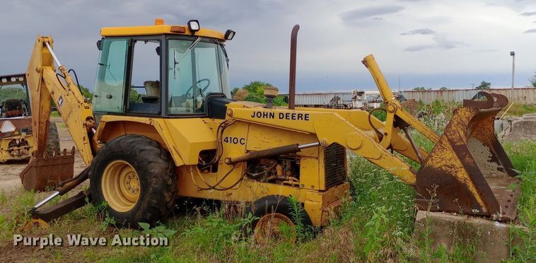 image for item NU9873 1989 John Deere 410C backhoe