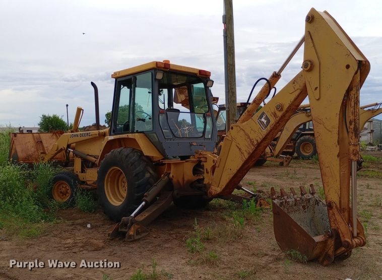 image for item NU9873 1989 John Deere 410C backhoe