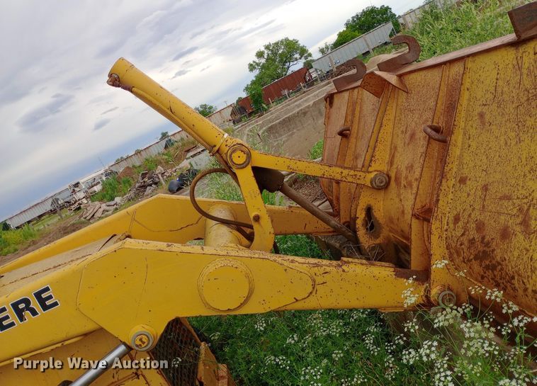 image for item NU9873 1989 John Deere 410C backhoe