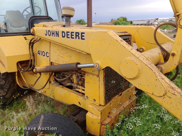 image for item NU9873 1989 John Deere 410C backhoe