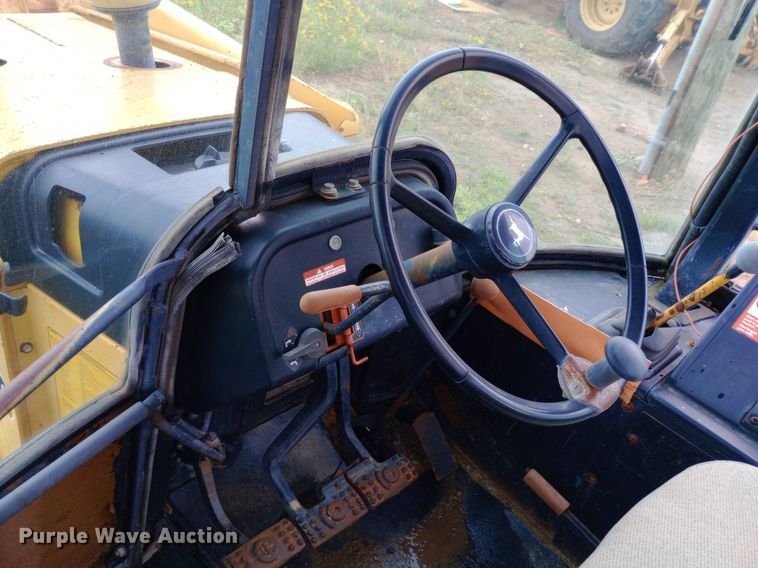 image for item NU9873 1989 John Deere 410C backhoe