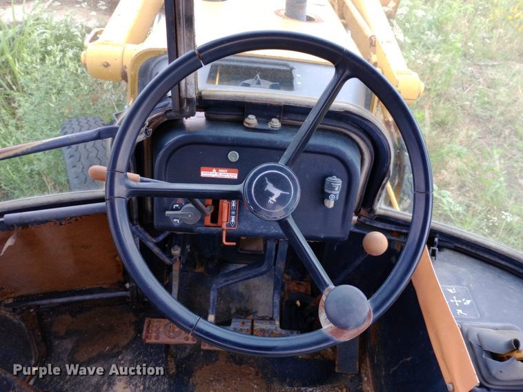 image for item NU9873 1989 John Deere 410C backhoe