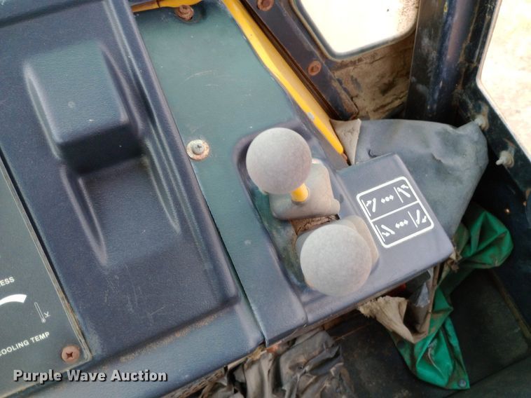 image for item NU9873 1989 John Deere 410C backhoe