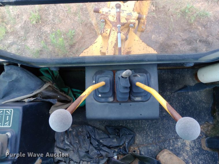 image for item NU9873 1989 John Deere 410C backhoe