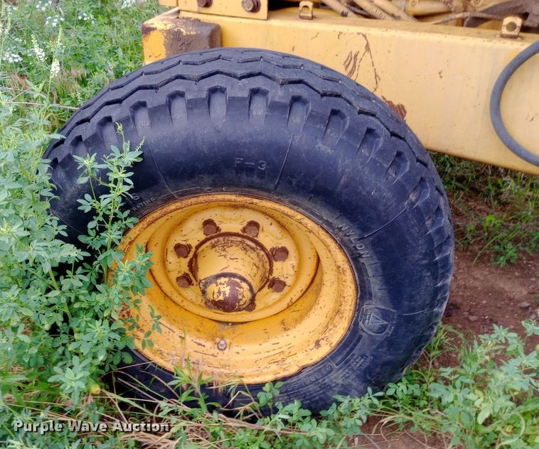 image for item NU9873 1989 John Deere 410C backhoe