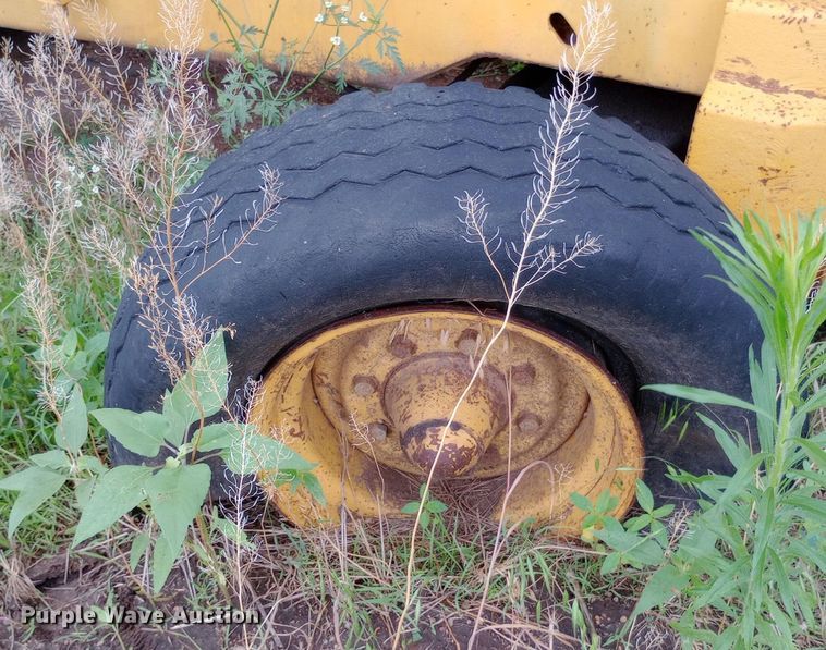 image for item NU9873 1989 John Deere 410C backhoe