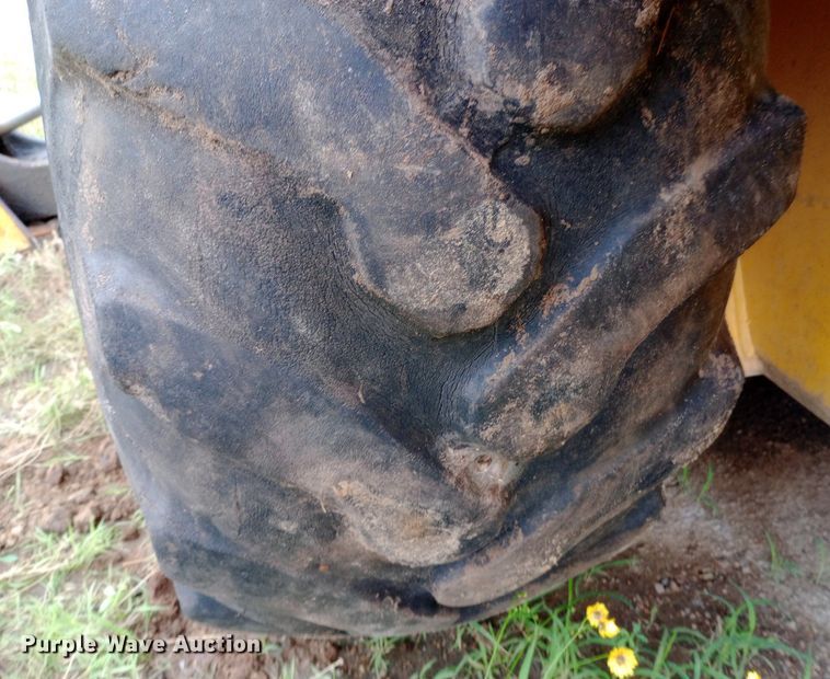 image for item NU9873 1989 John Deere 410C backhoe