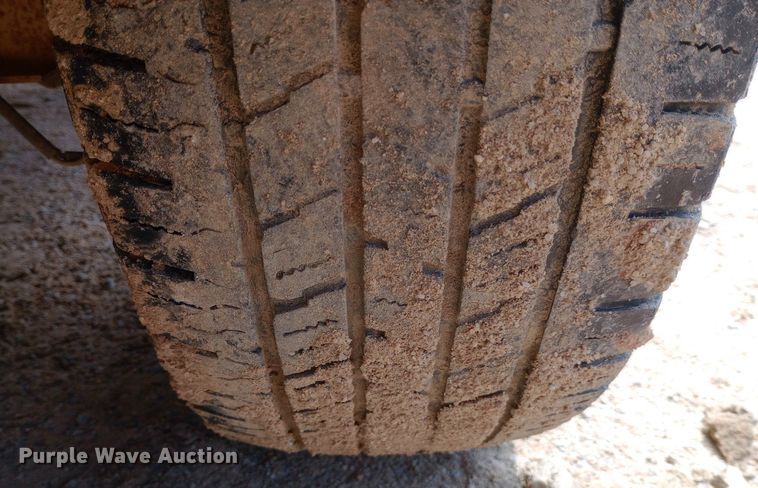 image for item NU9895 2005 Redi Haul ML7460 tilt deck equipment trailer