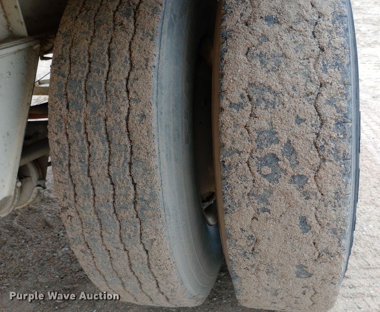 image for item NU9899 1984 Fruehauf dry van trailer