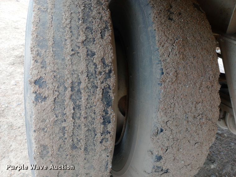 image for item NU9899 1984 Fruehauf dry van trailer