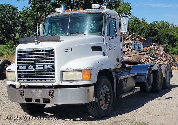 image for item NZ9936 2003 Mack CH600 semi truck
