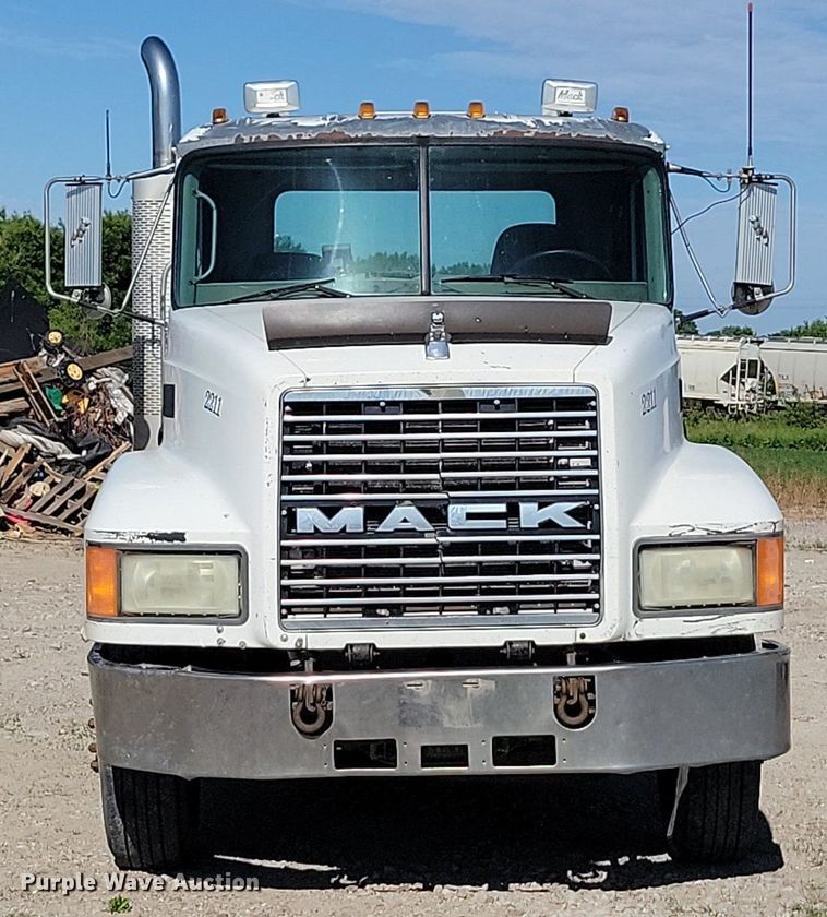 image for item NZ9936 2003 Mack CH600 semi truck