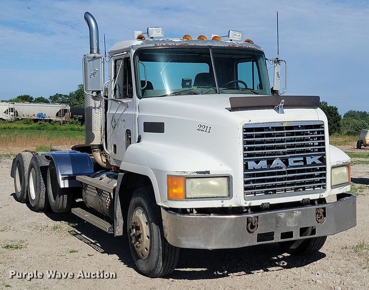 image for item NZ9936 2003 Mack CH600 semi truck