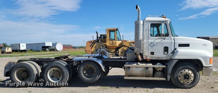 image for item NZ9936 2003 Mack CH600 semi truck