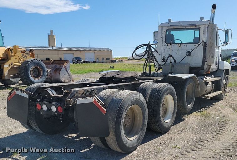 image for item NZ9936 2003 Mack CH600 semi truck