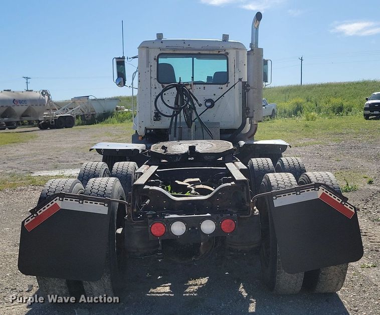 image for item NZ9936 2003 Mack CH600 semi truck