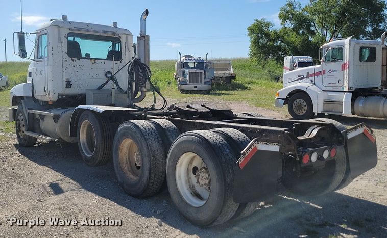 image for item NZ9936 2003 Mack CH600 semi truck