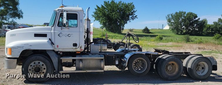 image for item NZ9936 2003 Mack CH600 semi truck