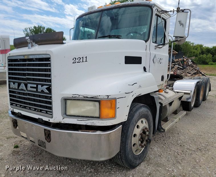 image for item NZ9936 2003 Mack CH600 semi truck