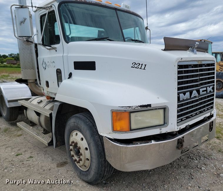 image for item NZ9936 2003 Mack CH600 semi truck