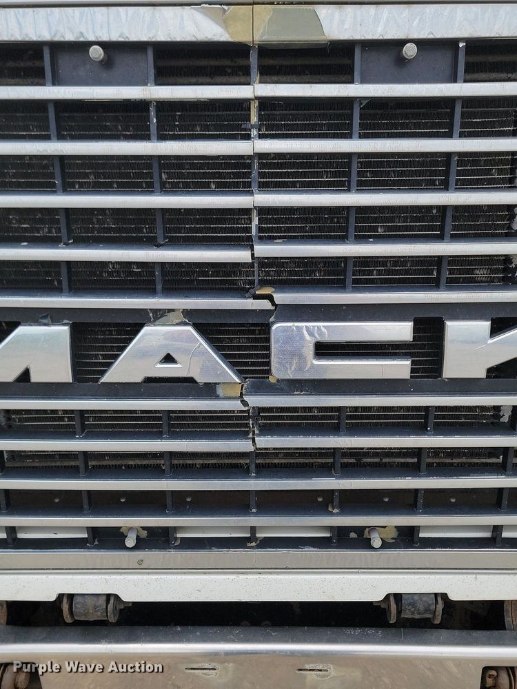 image for item NZ9936 2003 Mack CH600 semi truck