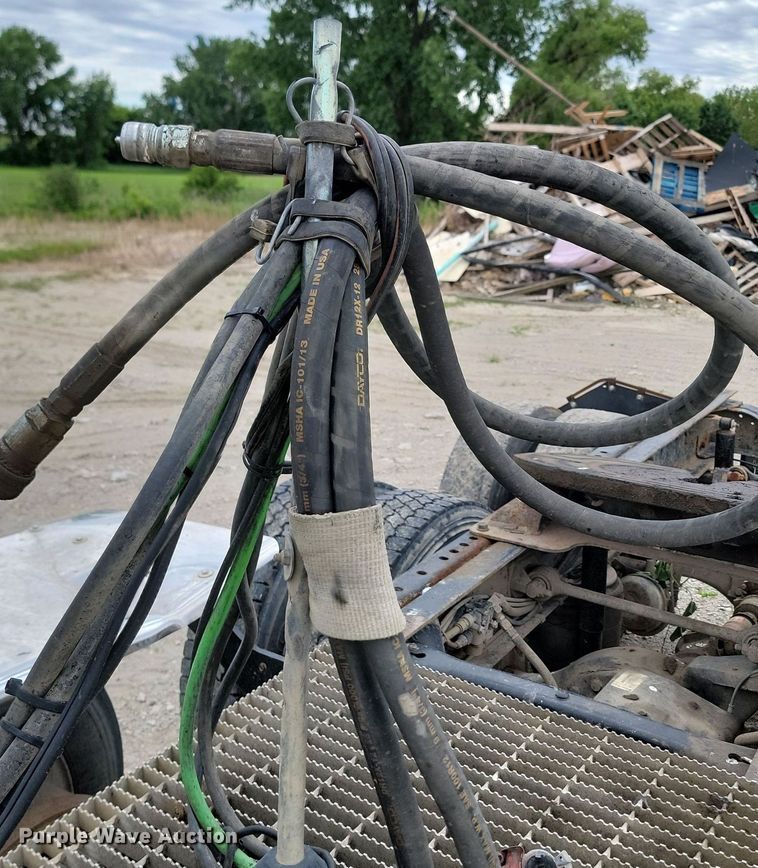 image for item NZ9936 2003 Mack CH600 semi truck