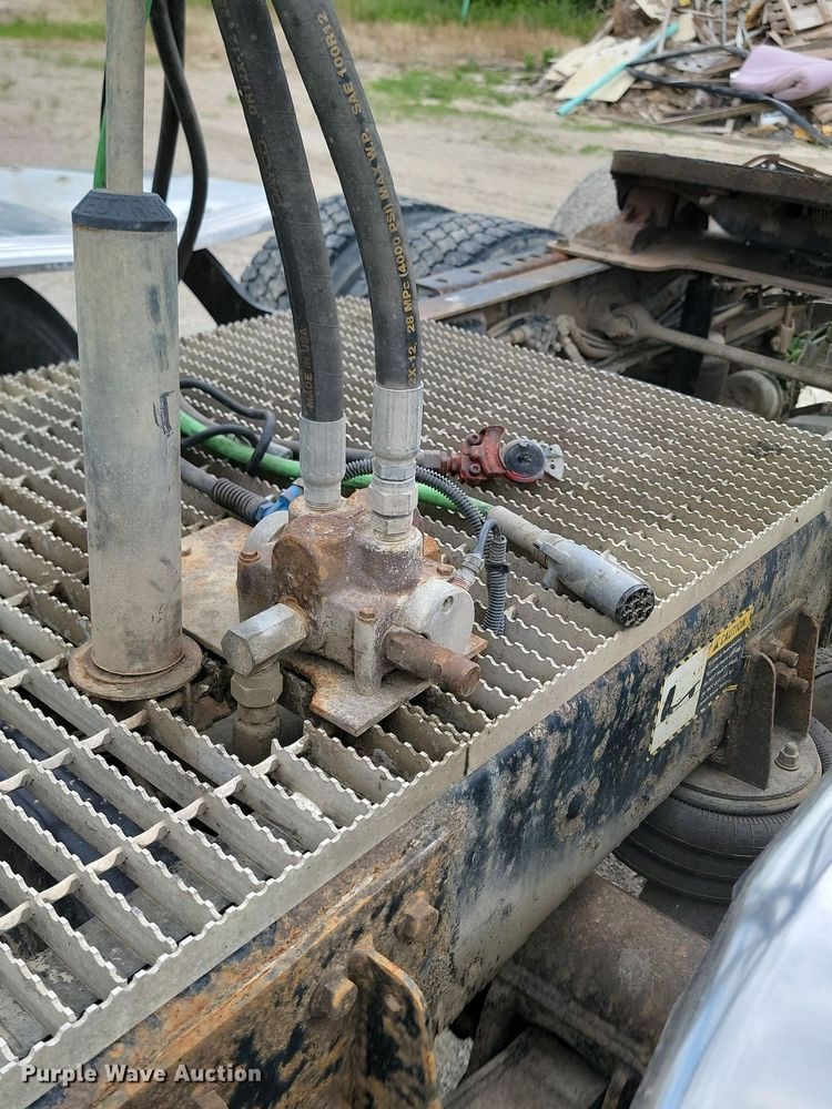 image for item NZ9936 2003 Mack CH600 semi truck