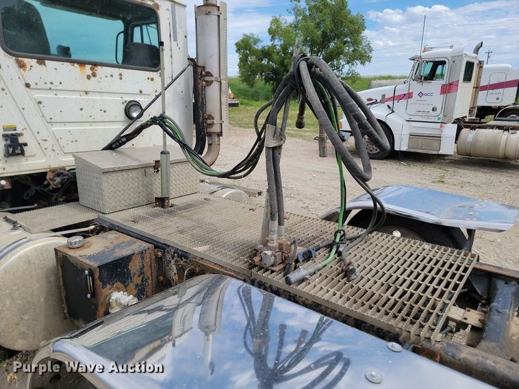 image for item NZ9936 2003 Mack CH600 semi truck