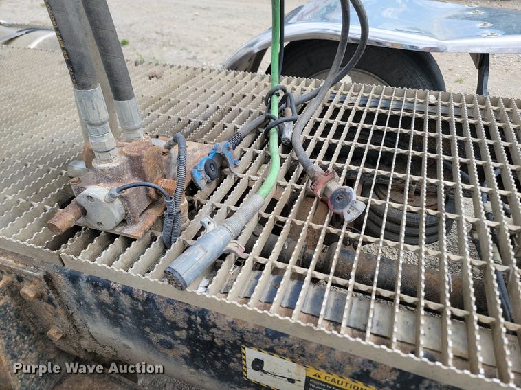 image for item NZ9936 2003 Mack CH600 semi truck