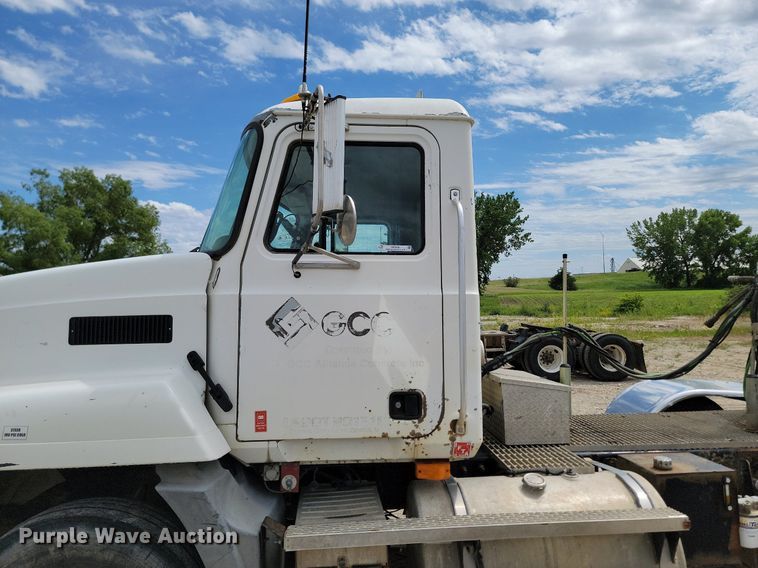 image for item NZ9936 2003 Mack CH600 semi truck