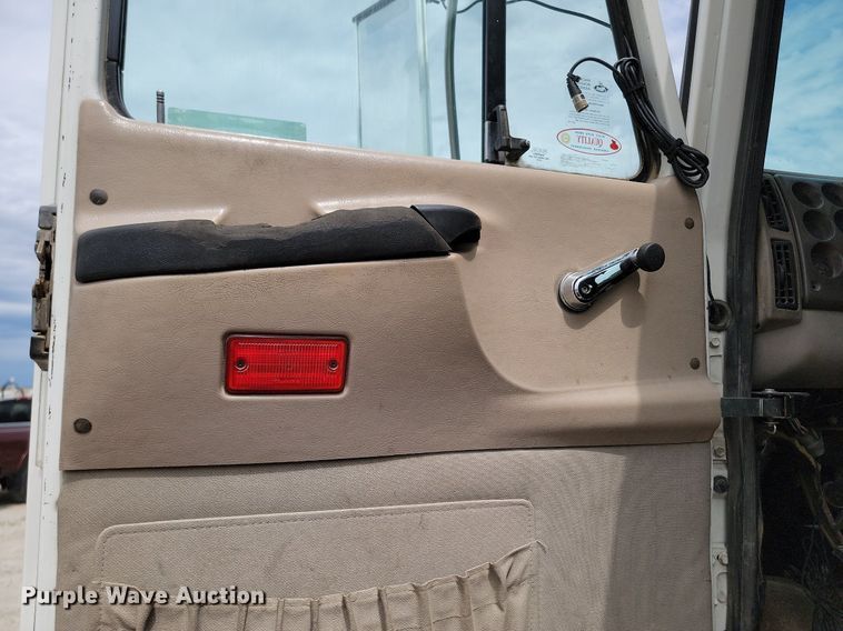 image for item NZ9936 2003 Mack CH600 semi truck