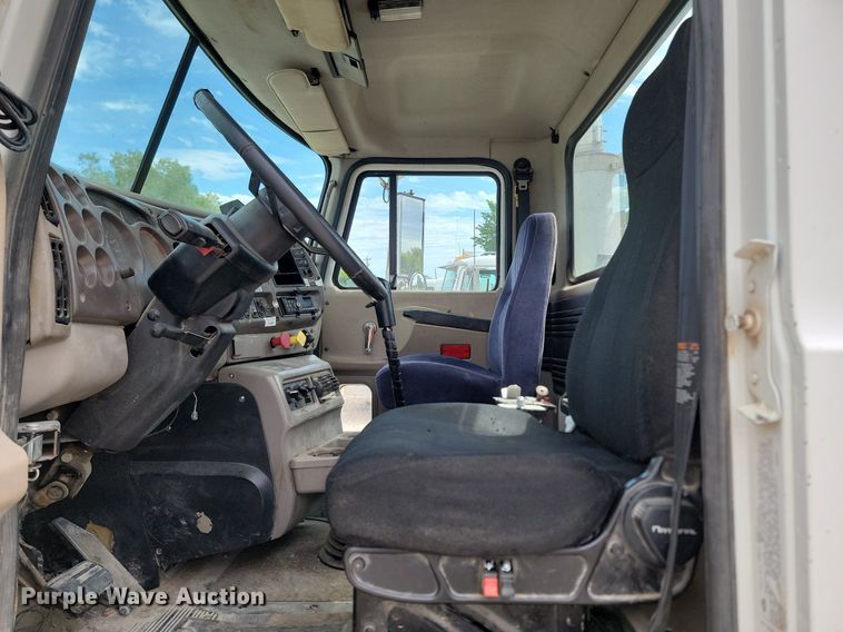 image for item NZ9936 2003 Mack CH600 semi truck