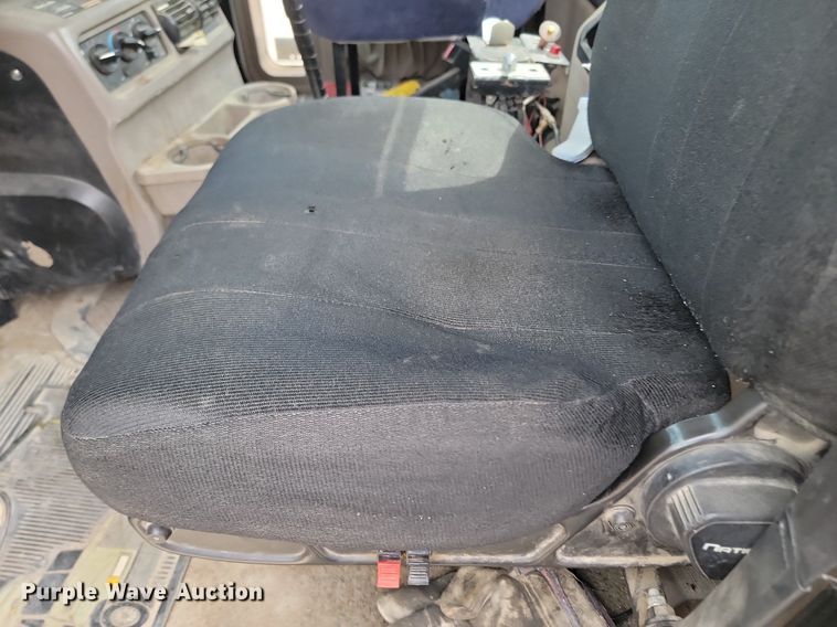 image for item NZ9936 2003 Mack CH600 semi truck