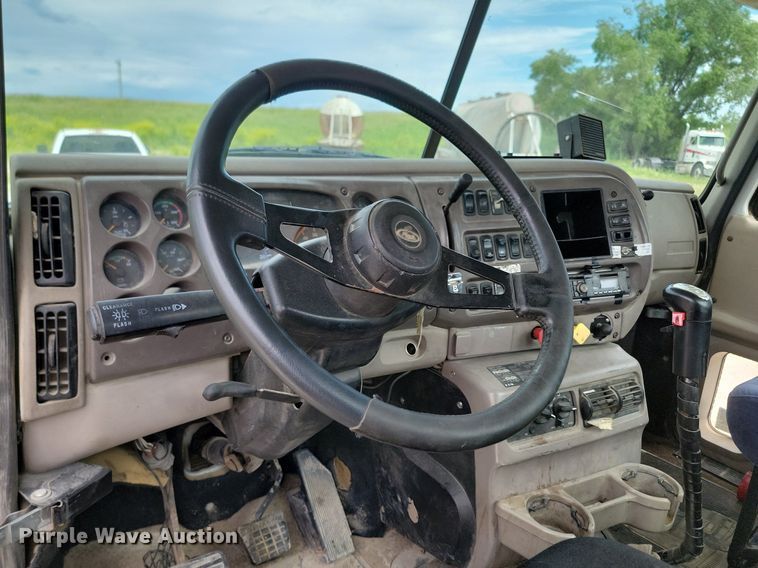 image for item NZ9936 2003 Mack CH600 semi truck