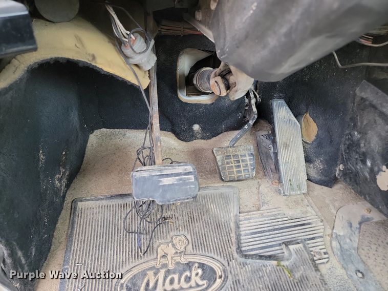 image for item NZ9936 2003 Mack CH600 semi truck