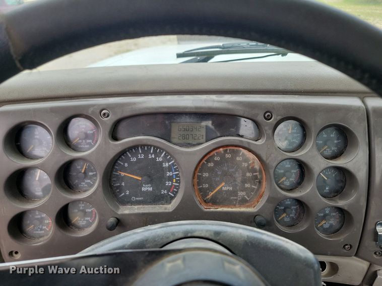 image for item NZ9936 2003 Mack CH600 semi truck