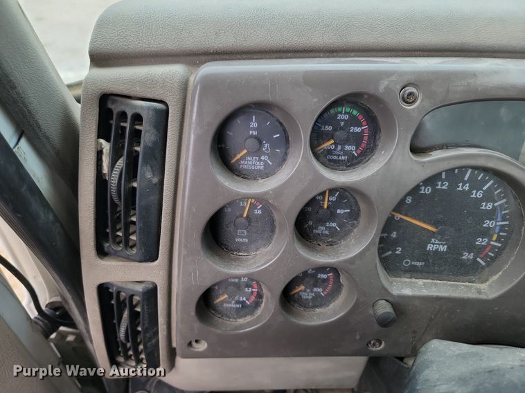 image for item NZ9936 2003 Mack CH600 semi truck