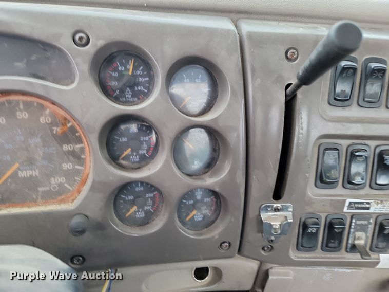 image for item NZ9936 2003 Mack CH600 semi truck