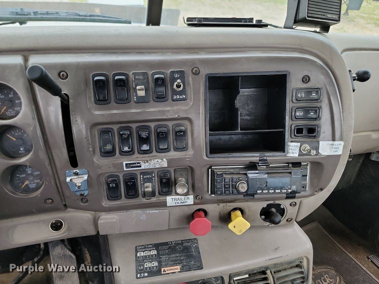 image for item NZ9936 2003 Mack CH600 semi truck