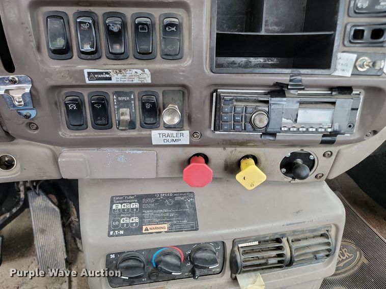 image for item NZ9936 2003 Mack CH600 semi truck