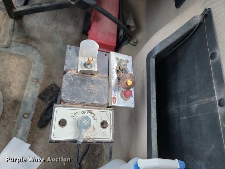 image for item NZ9936 2003 Mack CH600 semi truck