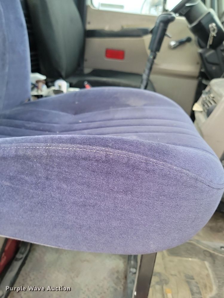 image for item NZ9936 2003 Mack CH600 semi truck