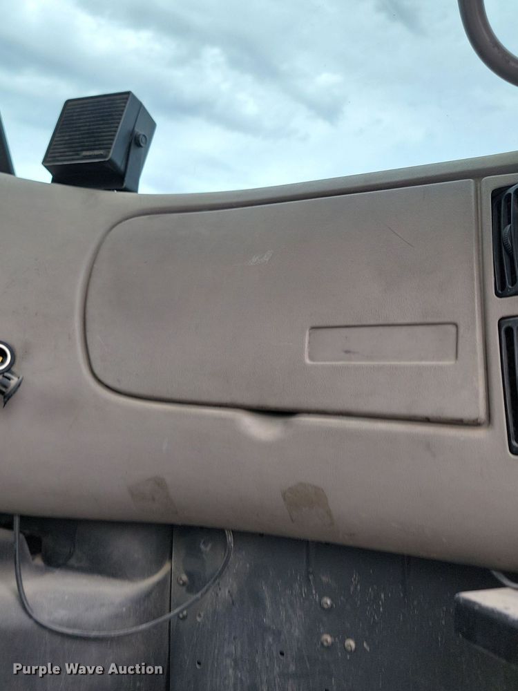 image for item NZ9936 2003 Mack CH600 semi truck